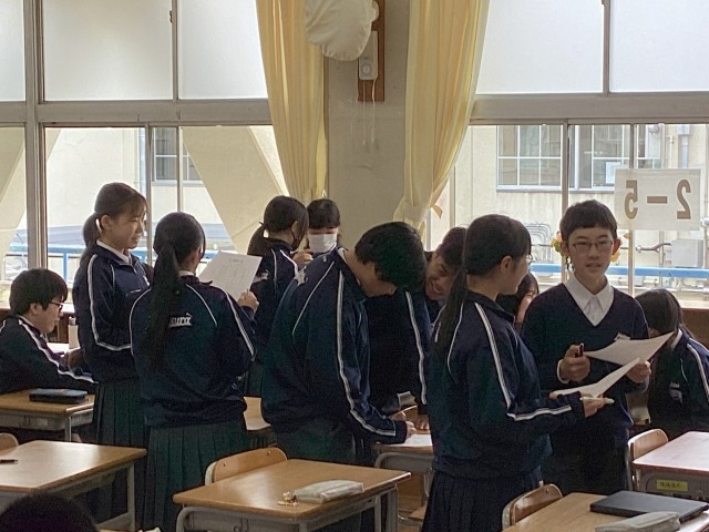 二者択一のワークをしている様子