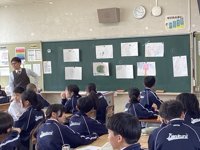 絵画のタイトル発表の様子